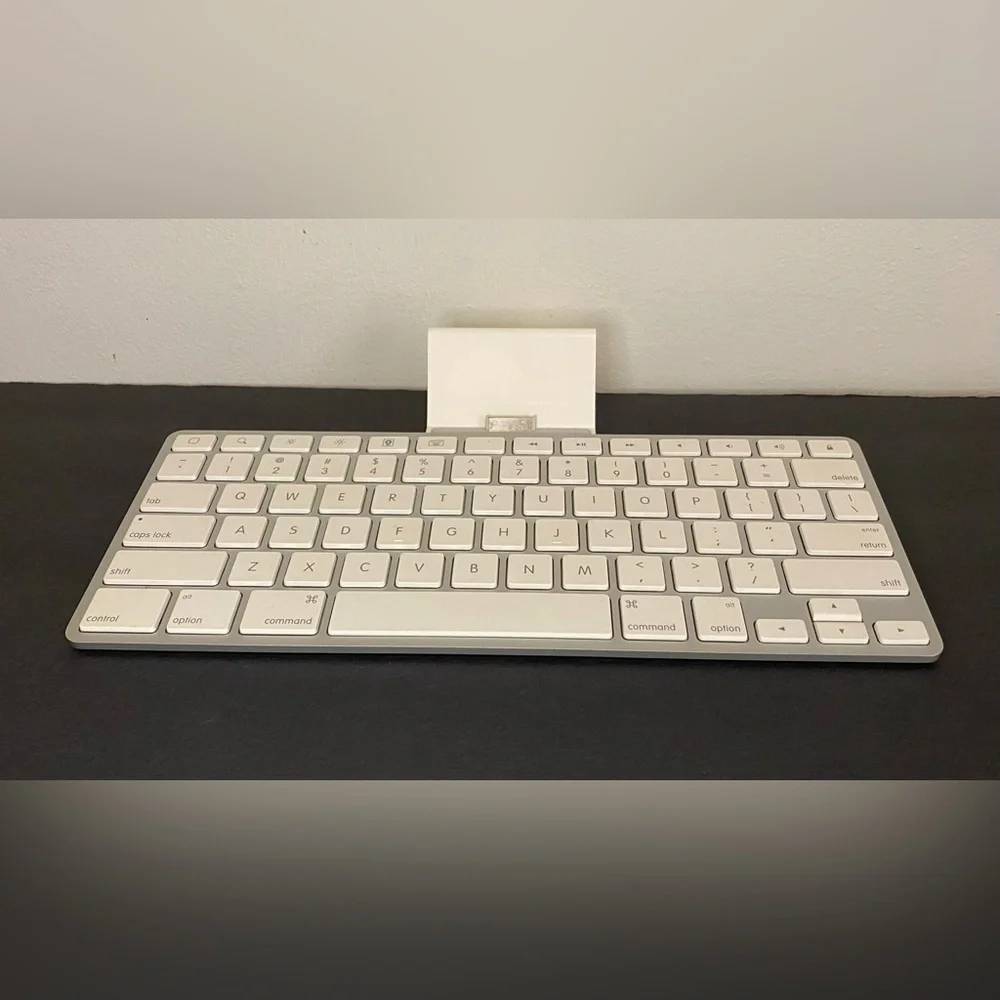 Apple iPhone iPod iPad Dock Keyboard A1359 Working No Cords Accessory